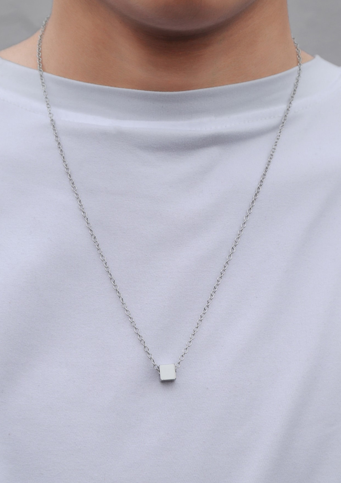 Collar con dije de cubo
