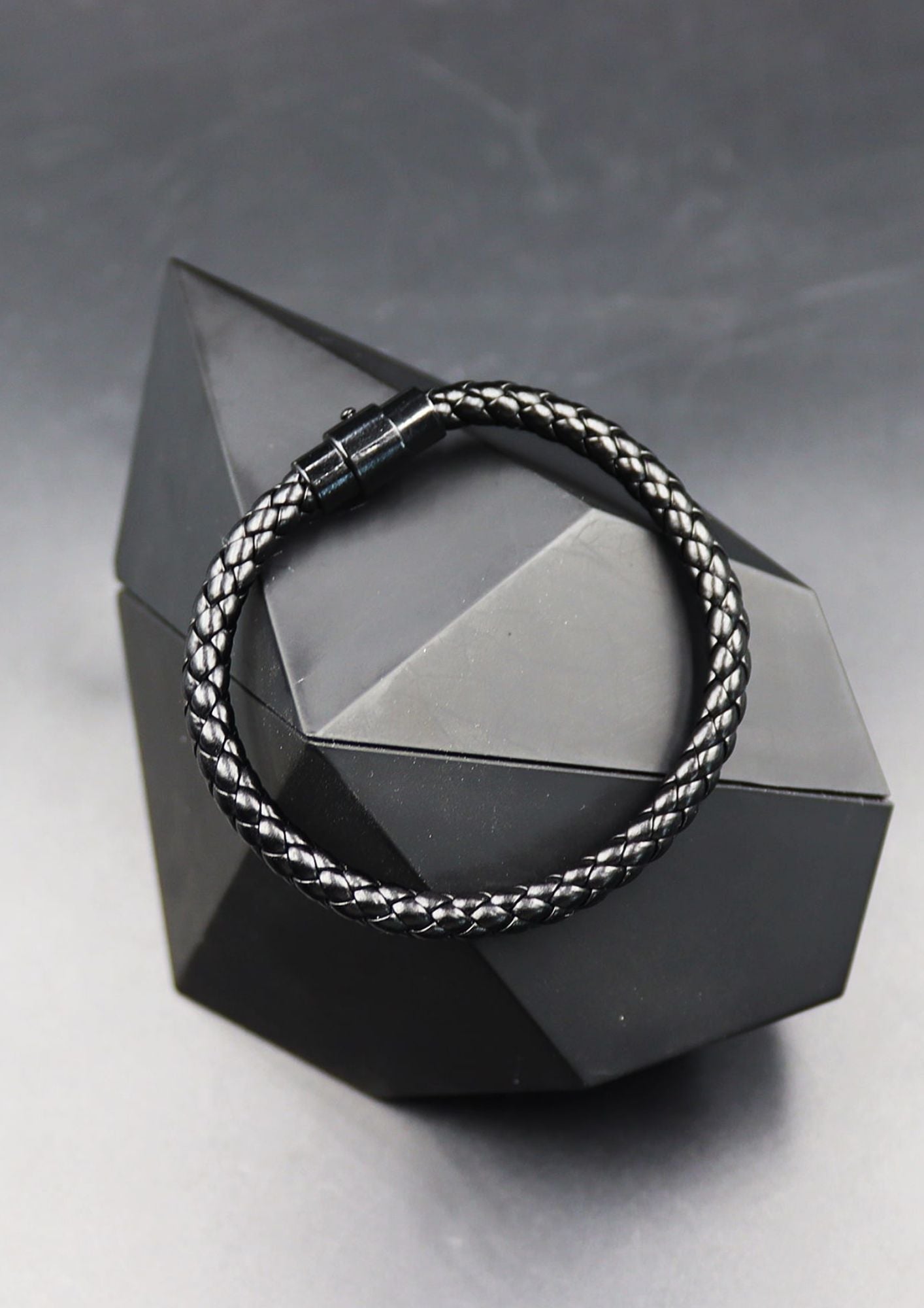 Pulsera minimalista de cuero
