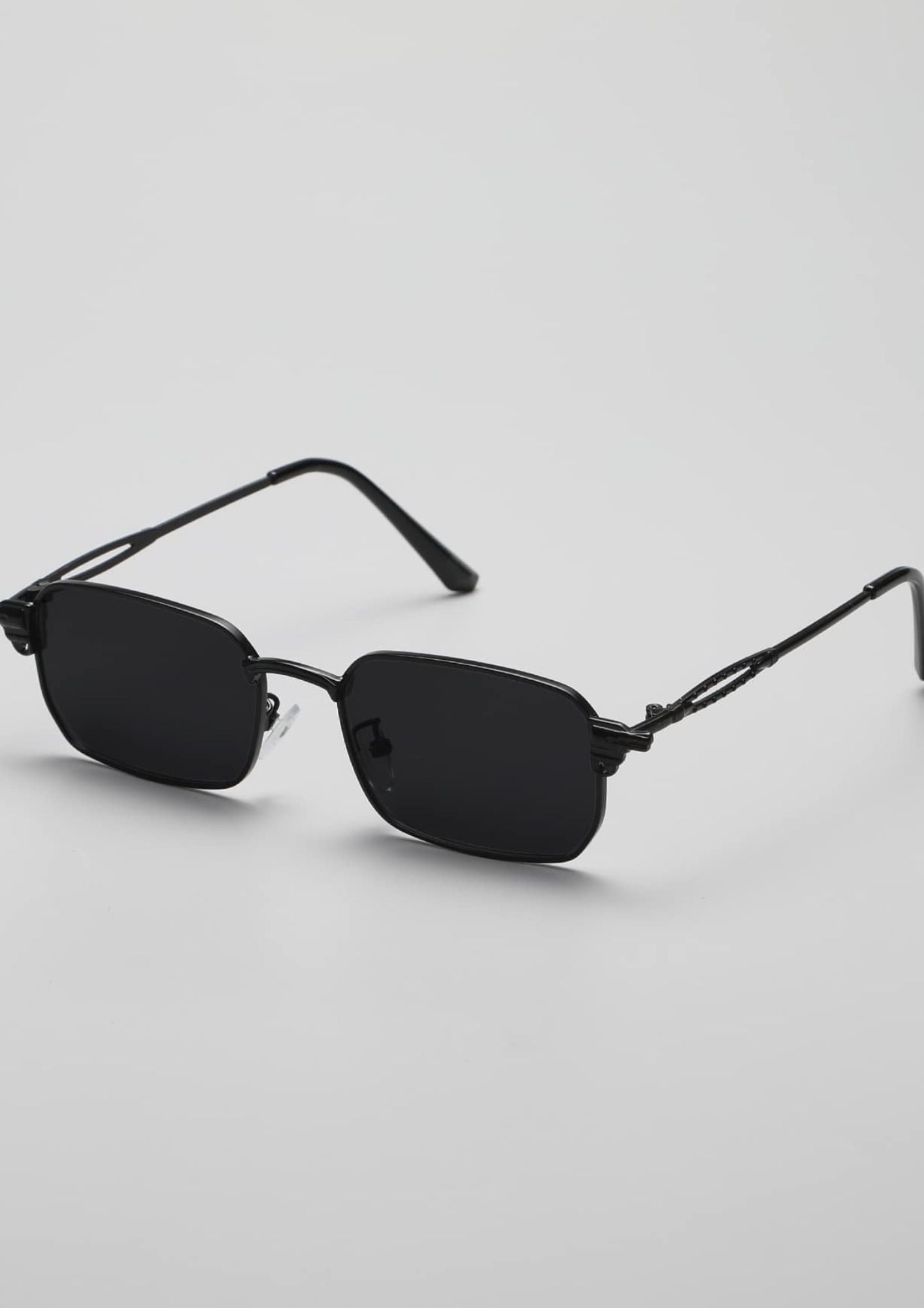 Lente de sol negro - patilla con ranura