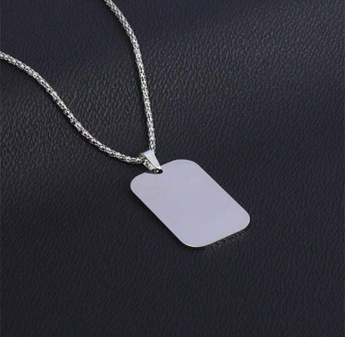 Collar con dije militar