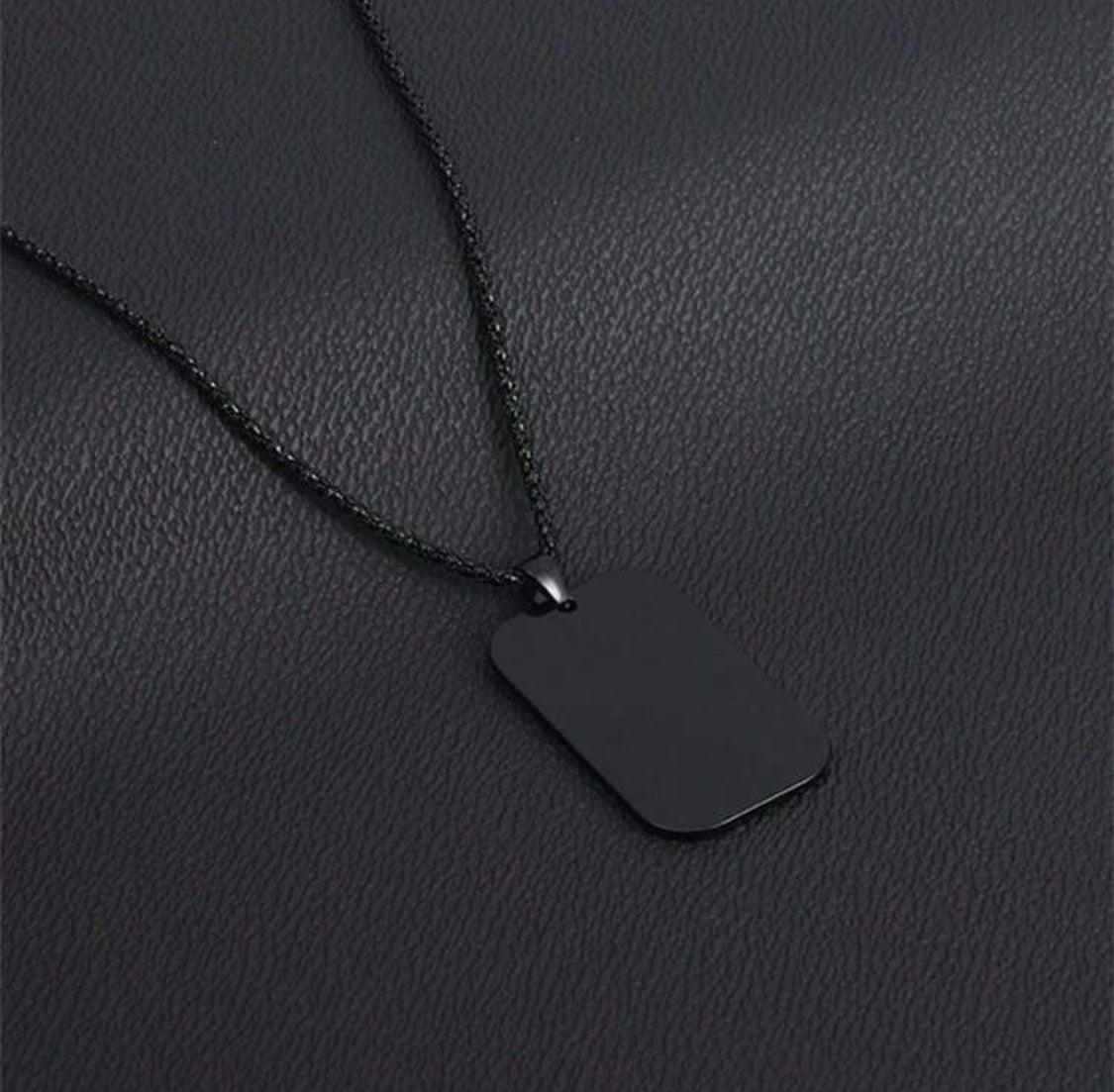 Collar con dije militar
