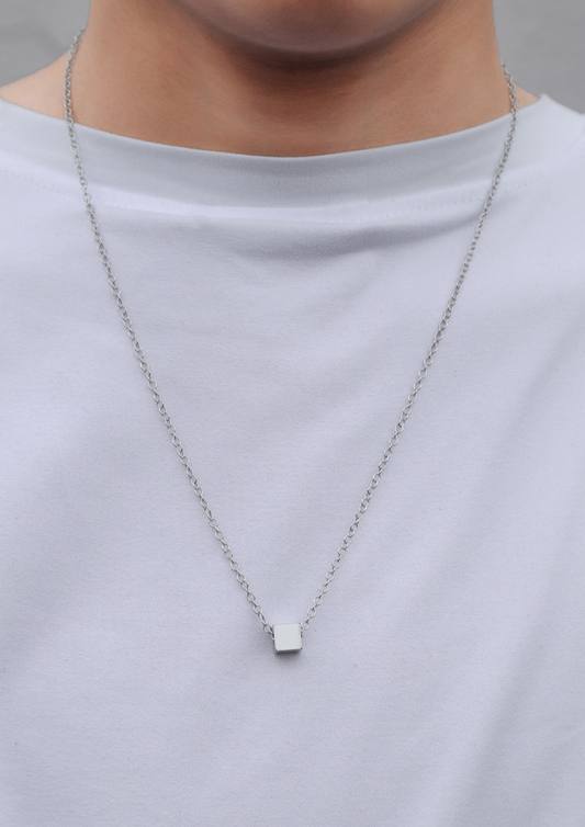 Collar con dije de cubo