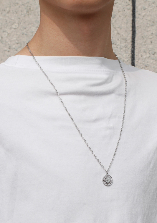 Collar con dije de Brujula