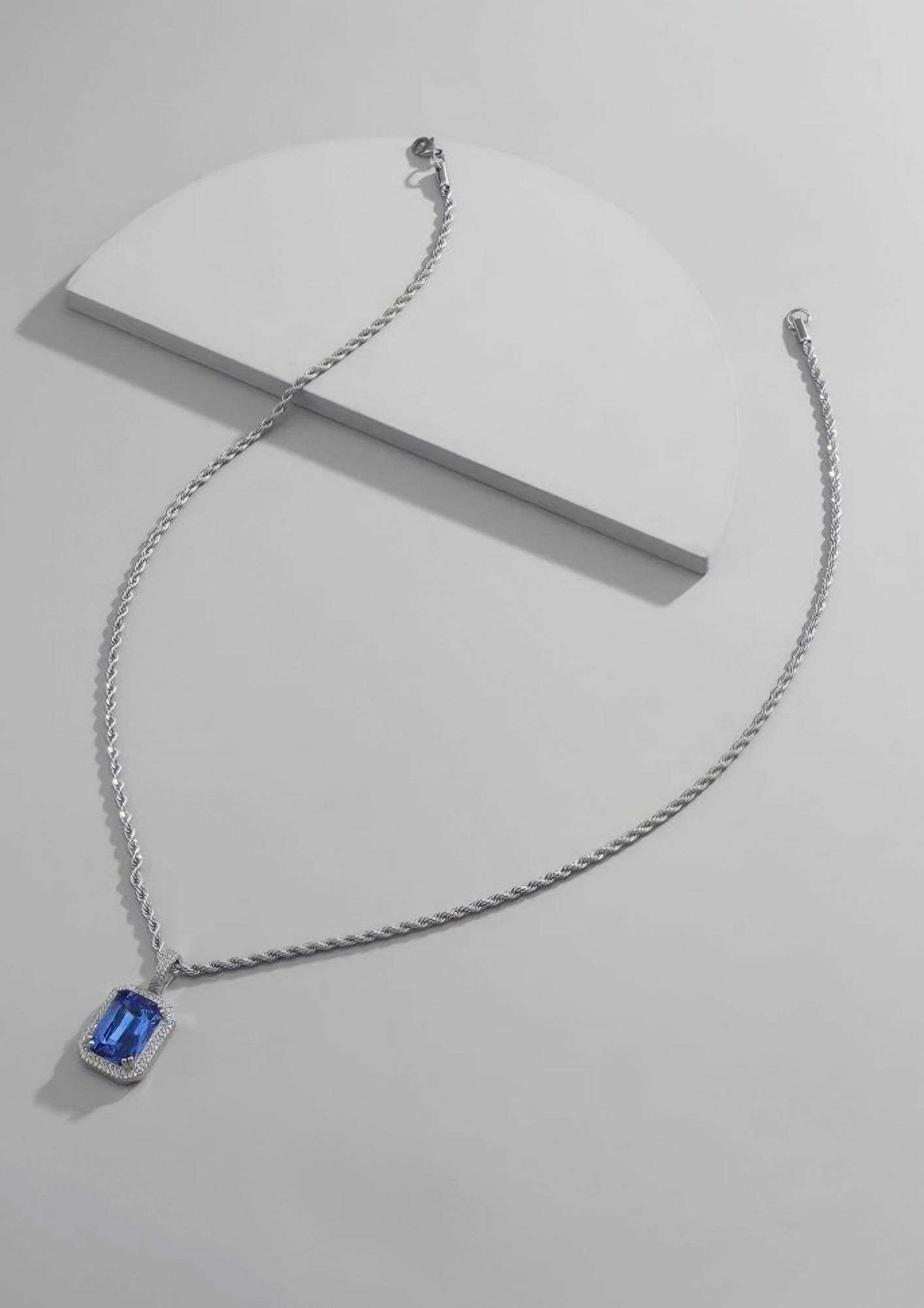 Collar con gema azul