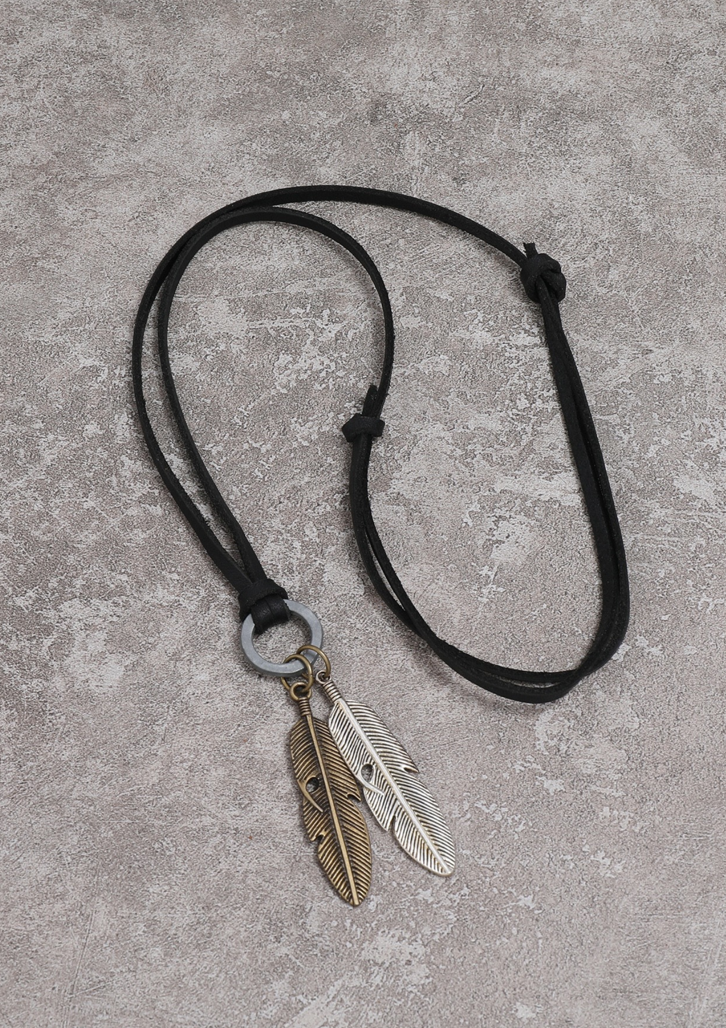 Collar de cuero con dije de pluma